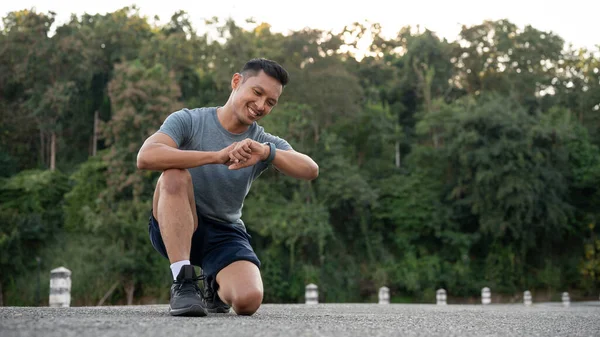 Spor giyim sektöründe yakışıklı, güçlü bir Asyalı adam koşan hedefini belirliyor ve dışarı çıkmadan önce kalp atışlarını kontrol ediyor. Egzersiz ve modern aygıt kavramları