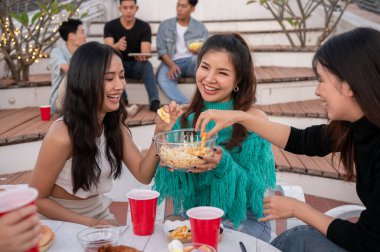 Bir grup mutlu Asyalı bayan arkadaş çatı katı bar ve restoranda eğleniyor. Arkadaşlık, gençler eğleniyor, kızlar gecesi, kutlama