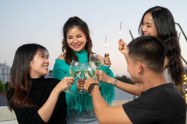 Bir grup mutlu ve çekici Asyalı genç arkadaş gece vakti şampanya içip çatıdaki bir barda parti yapıyorlar. Kutlama, şehir hayatı, arkadaşlık, özel an