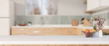 Modern beyaz ve temiz bir mutfaktaki beyaz mutfak masasının üstüne boşluk kopyala. Görüntüyü yaklaştır. 3d görüntüleme, 3d illüstrasyon