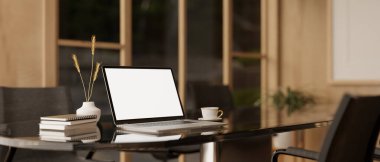 Modern bir toplantı odasındaki toplantı masasında beyaz ekran dizüstü bilgisayar modeli ve aksesuarlar. Çalışma alanı konsepti. 3d görüntüleme, 3d illüstrasyon