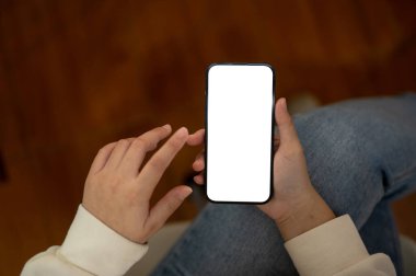 Kot pantolonlu bir kadının en iyi görüntüsü evde otururken akıllı telefonunu kullanmasıdır. Sohbet, mobil uygulama, mesajlaşma, online alışveriş. İnsanlar ve teknoloji kavramları