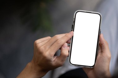 Açık havada akıllı telefonunu kullanan bir adamın yakın plan görüntüsü. Grafik reklamlarınızı göstermek için beyaz ekran akıllı telefon modeli. İnsanlar ve teknoloji kavramları