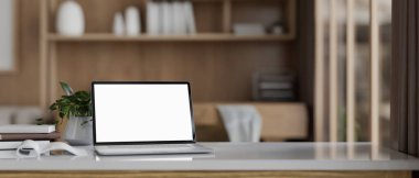 Modern bir ofis odasındaki beyaz ekran dizüstü bilgisayar, kitaplar ve saksı bitkisi. çalışma alanı yakın çekim görüntüsü. 3d görüntüleme, 3d illüstrasyon