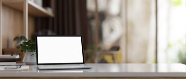 Modern bir oturma odasındaki beyaz ekran dizüstü bilgisayar, kitaplar ve saksı bitkisi. çalışma alanı yakın çekim görüntüsü. 3d görüntüleme, 3d illüstrasyon