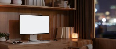 Geceleri karanlık bir odada, ahşap bir masanın üzerinde bilgisayar boş monitörü olan modern bir çalışma alanı. yakın plan resim, 3d görüntüleme, 3d illüstrasyon