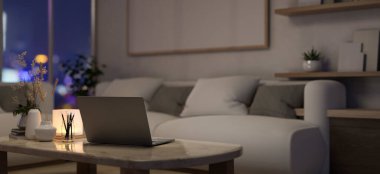 Geceleri modern, rahat bir apartmanın oturma odasındaki sehpada dizüstü bilgisayar. Ev işi konsepti. 3d görüntüleme, 3d illüstrasyon