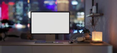 Geceleri modern, karanlık bir dairede bilgisayar masası. Beyaz ekran bilgisayar modeli ve gece lambası manzaralı. 3d görüntüleme, 3d illüstrasyon