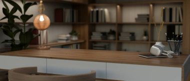 Ahşap bir masanın üzerindeki bir fotokopi alanı ve modern bir ev ofisinde büyük bir kitaplığın yakın plan görüntüsü. 3d görüntüleme, 3d illüstrasyon