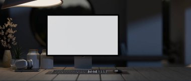 Geceleri modern karanlık bir odada, bir lambanın loş ışığıyla aydınlatılan, tahta bir masanın üzerindeki beyaz ekran bilgisayar modeli ve dekoru. 3d görüntüleme, 3d illüstrasyon