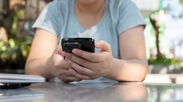 Oříznutý Záběr Asijské Ženy Která Používá Svůj Smartphone Zatímco Odpočívá — Stock fotografie