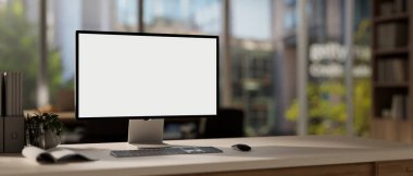 Beyaz ekran ve ofis malzemelerine sahip bir bilgisayar modeli modern bir ofisteki bir masaya yerleştirilir. Çalışma alanının yakın plan görüntüsü. 3d görüntüleme, 3d illüstrasyon