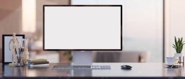 Modern bir ofiste pencerenin yanındaki bir masada beyaz ekran bilgisayar modelleri ve aksesuarlar bulunur. 3d görüntüleme, 3d illüstrasyon