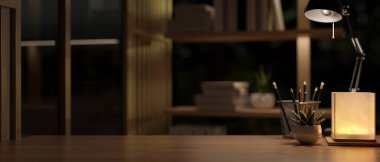 Geceleri rahat, modern bir oda içinde ahşap masa üstü lambaları, saksı bitkisi, kalem standı ve ürününüzü sergilemek için ayrılmış bir yer olan. 3d görüntüleme, 3d illüstrasyon