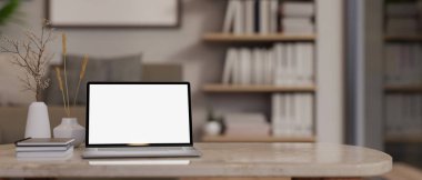 Çağdaş ve rahat bir oturma odasındaki sehpanın üzerindeki beyaz ekran dizüstü bilgisayarın yakın çekim görüntüsü. Ev işi konsepti. 3d görüntüleme, 3d illüstrasyon