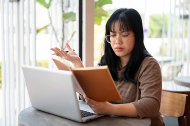 Ciddi ve kuşkulu bir Asyalı genç kız üniversite öğrencisi bir kafede birlikte çalışırken bir kitap okuyor ve sınava hazırlanıyor..