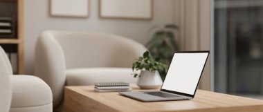 Modern ve rahat bir oturma odasındaki ahşap bir sehpanın üzerindeki beyaz ekran dizüstü bilgisayarın yakın çekim görüntüsü. Ev çalışma alanı, ücra bir işyeri. 3d görüntüleme, 3d illüstrasyon