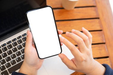 Kafede uzaktan çalışırken akıllı telefonunu kullanan bir kadının en iyi görüntüsü. Grafik reklamlarınızı göstermek için beyaz ekran akıllı telefon modeliName.