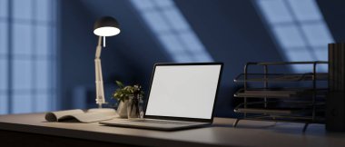 Geceleri modern karanlık bir ev ofisi dizüstü bilgisayarı boş ekran maketi, masa lambası ve dekoru olan bir ofis. Görüntüyü yaklaştır. 3d görüntüleme, 3d illüstrasyon