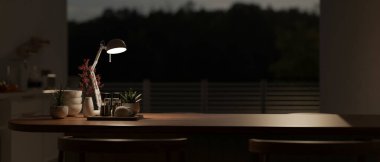 Modern İskandinav mutfağındaki ahşap bir yemek masasının üzerinde masa lambasının loş ışığıyla yakın plan bir fotoğraf. 3d görüntüleme, 3d illüstrasyon