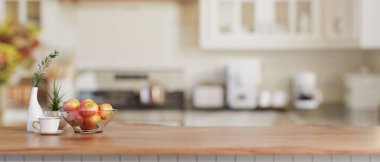 Ürününüzü asgari bir mutfaktaki ahşap mutfak masasında sergilemek için bir kopya alanı. Görüntüyü yaklaştır. 3d görüntüleme, 3d illüstrasyon