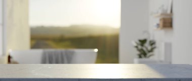 Lüks banyolu ve küvetli bir banyonun bulanık arka planına sahip boş bir masa. 3d görüntüleme, 3d illüstrasyon