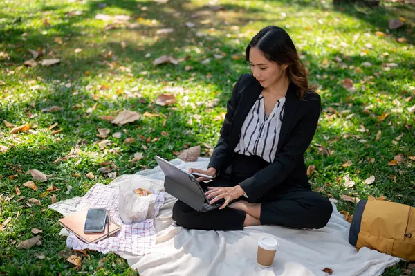 Uma Mulher Negócios Asiática Positiva Atraente Trabalhando Parque Trabalhando Seu — Fotografia de Stock