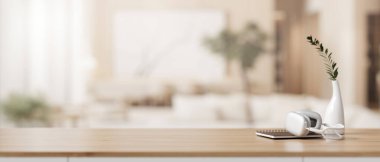 Asgari ahşap bir masa, kulaklık, kitap, seramik bir vazo ve bulanık, modern oturma odası olan ürünleri sergilemek için bir kopya alanı. 3d görüntüleme, 3d illüstrasyon