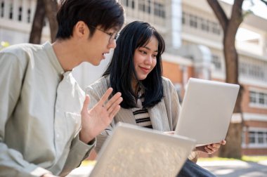 İki zeki Asyalı üniversite öğrencisi üniversite parkında bir bankta otururken bir proje üzerinde tartışıyor ve işbirliği yapıyorlar. Üniversite hayatı, arkadaşlık, öğrenim