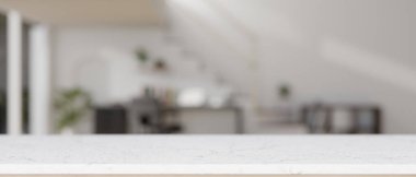 Modern bir ev ofisinin bulanık arkaplanlı arka planına sahip beyaz bir masaüstü ürünü göstermek için boş bir model alanı. 3d görüntüleme, 3d illüstrasyon