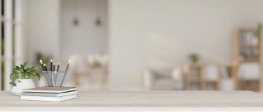 Masadaki bir sunum alanının yakın plan görüntüsünde kitaplar, saksı bitkisi ve modern bir oturma odasının bulanık arka planına sahip bir kalem standı yer alıyor. 3d görüntüleme, 3d illüstrasyon