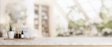 Tuvalet malzemeleri ve modern bir banyonun bulanık arka planına sahip beyaz mermer bir masanın üstündeki ürün için sunum alanı. 3d görüntüleme, 3d illüstrasyon