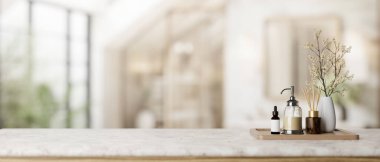 Bir spa seti ve ürünleri modern, geniş bir banyonun bulanık arka planına sahip beyaz mermer bir masanın üstünde sergilemek için bir sunum alanı. 3d görüntüleme, 3d illüstrasyon