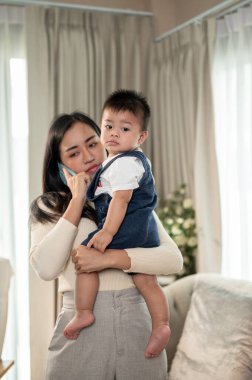 Mutsuz bir Asyalı anne, bebeğine bakması için kocasını arıyor. Aile, anne ve oğul