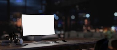 Akşamları çağdaş karanlık bir ofiste masa üstünde beyaz ekran bilgisayar modeli. Görüntüyü yaklaştır. 3d görüntüleme, 3d illüstrasyon