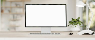 Modern, minimal beyaz ev ofisteki bir bilgisayar masasında bir bilgisayar beyaz ekran modeli, bir masa lambası, bir kitap ve bir saksı bitkisi bulunur. 3d görüntüleme, 3d illüstrasyon