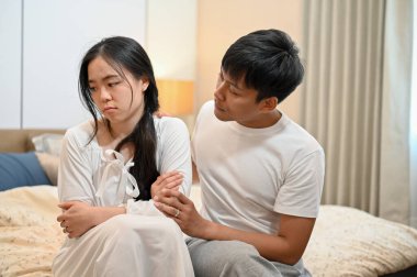 İlgili bir Asyalı özür diliyor, af diliyor, kavga üstüne kavga ediyor ve yatak odasındaki tartışmalarından sonra üzgün kız arkadaşına üzülüyor. ilişki sorunları, yanlış anlama