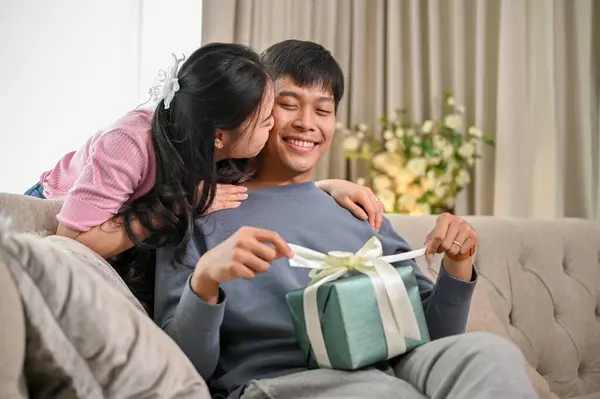 사랑스러운 아시아 아내는 집에서 귀엽고 로맨틱 순간을 만들고 선물로 놀라게 — 스톡 사진