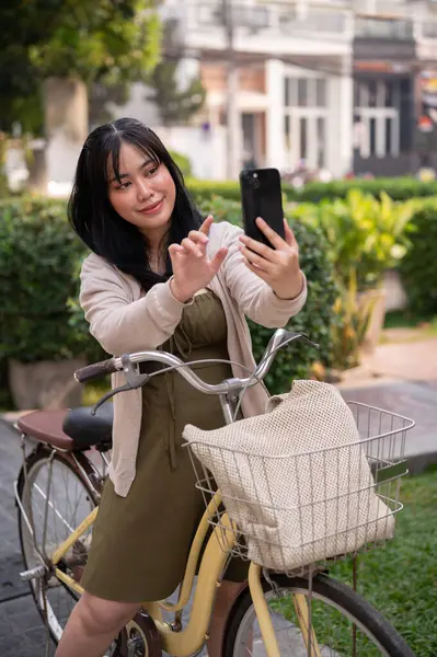 Şirin Elbiseli Sevimli Mutlu Bir Asyalı Kadın Akıllı Telefonuyla Şehrin — Stok fotoğraf