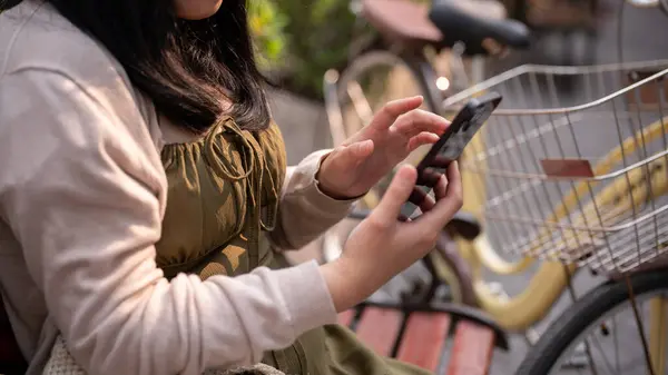 Mutlu Bir Asyalı Kadının Akıllı Telefonunu Kullanırken Sohbet Ederken Sosyal — Stok fotoğraf