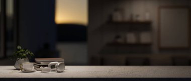 Masa üstündeki ürünler için bir sunum alanı modern karanlık bir odada kulaklıklar, bir kahve fincanı, kitaplar ve bir dekor bitkisi içerir. 3d görüntüleme, 3d illüstrasyon