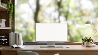 Tarafsız ahşap aksanlı, çağdaş bir ev ofisinde, tahta bir masanın üzerinde beyaz ekran bir maket. 3d görüntüleme, 3d illüstrasyon