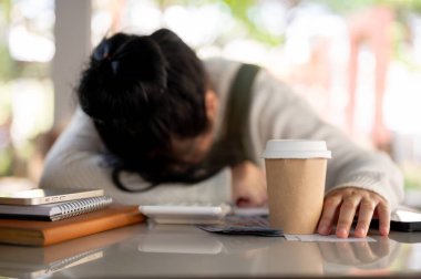 Hayal kırıklığına uğramış ve stresli Asyalı genç bir bayan küçük işletme sahibi, aylık mağaza giderleri için endişelenen bir mali kriz ve iflas yaşıyor..