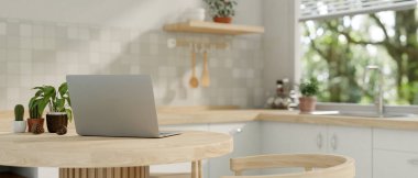 Minimalist tarafsız bir mutfaktaki ahşap yemek masasında dizüstü bilgisayarın arka plan görüntüsü. ev işyeri konsepti. 3d görüntüleme, 3d illüstrasyon