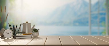 Ürünleri ahşap bir masa üstünde sergilemek için bir alan, kırtasiye malzemeleri, saksı bitkileri ve karlı dağların bulanık arka planına sahip dekor. 3d görüntüleme, 3d illüstrasyon