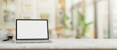 Beyaz ekran dizüstü bilgisayarı, kahve fincanı ve aksesuarları olan beyaz mermer bir masa. 3d görüntüleme, 3d illüstrasyon