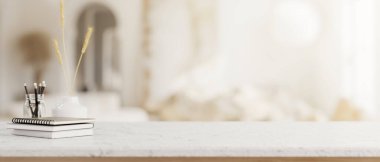 Kitaplar, kalemler, seramik vazo ve modern beyaz oturma odasında sergilenecek ürünler için ayrılmış lüks beyaz mermer bir masa. 3d görüntüleme, 3d illüstrasyon