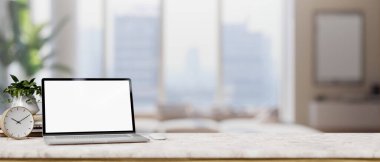 Lüks bir beyaz mermer masa, bulanık, modern bir apartman dairesinin arka planına kurulmuş beyaz ekran dizüstü bilgisayar ve çeşitli nesnelerle süslenir. 3d görüntüleme, 3d illüstrasyon