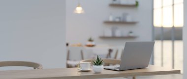 Modern bir minimalist beyaz oturma odasında ya da yemek odasında, ahşap bir yemek masasındaki dizüstü bilgisayarın arka plan görüntüsü. ev işyeri konsepti. 3d görüntüleme, 3d illüstrasyon