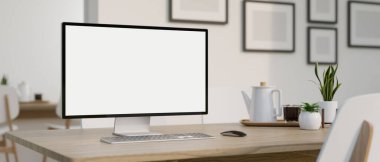 Minimalist bir ev ofisinde ahşap bir masanın üzerinde beyaz ekran bilgisayar modeli bulunur. 3d görüntüleme, 3d illüstrasyon